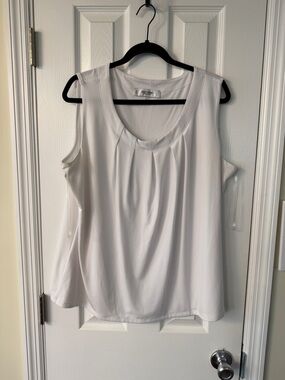 Jones Studio White Pleated Scoop Neck Tank